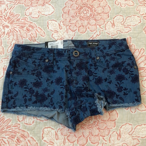 Volcom High Voltage Cut Off Short - Picture 2 of 5